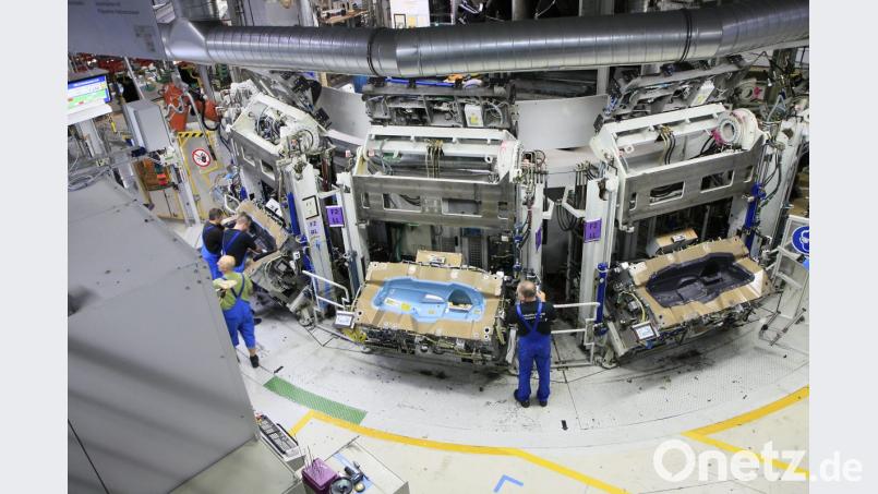 Die Automobilindustrie - im Bild BMW Wackersdorf - gehört mit den Zulieferern zu den wichtigsten Arbeitgebern der Region. Bild: Hösamer