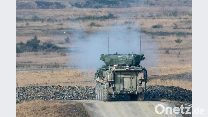 Ein neuer Panzer Stryker mit 30mm-Kanone der US-Armee schießt am 20. Februar 2018 während einer Vorführung auf dem Gelände des Truppenübungsplatzes in Grafenwöhr. Derzeit bekommen die Auerbacher viel vom Schießlärm der Übung "Combined Resolve XI" ab. Bild: Armin Weigel/dpa
