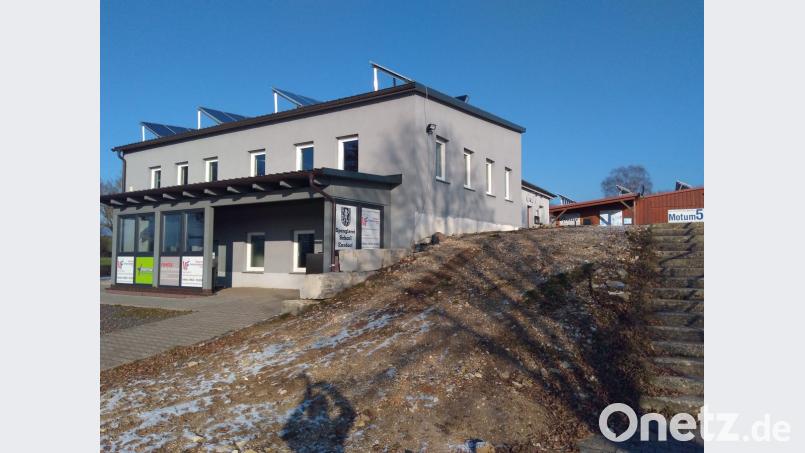 An die Westseite des Sportheims soll ein Treppenhaus vom Untergeschoss zum Gymnastikraum angebaut werden. Bild: tra