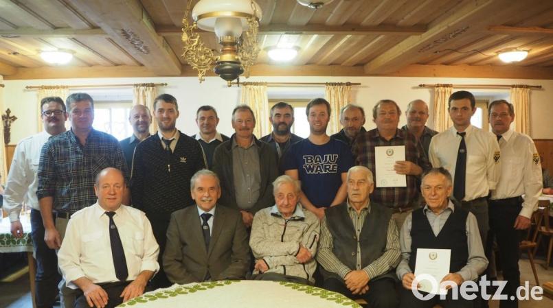 Der Krieger- und Soldatenverein dankt Gerhard Urban sowie Erich Brunner (vorne, von rechts) für 50 Jahre Treue und weiteren Mitgliedern für deren Verdienste. Bild: gz
