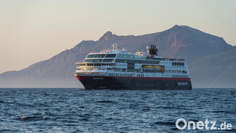Die Hurtigruten-Postschiffe fahren die norwegische Küste entlang. Bild: Ørjan Bertelsen/Hurtigruten/dpa