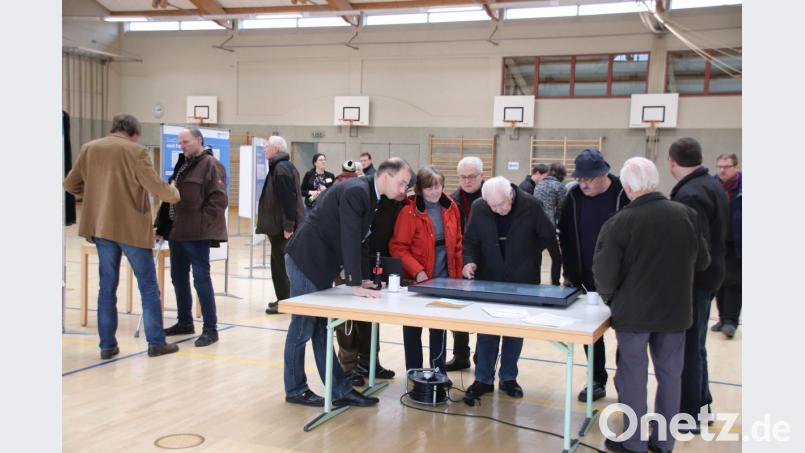 Die Resonanz beim Infomarkt zum Süd-Ost-Link in der Landgraf-Ulrich-Halle war gut; aber nicht so gut wie beim vorhergehenden Infomarkt in Weiden. Besprochen wurde hier wie dort der Vorschlagskorridor für den Abschnitt C, der von Norden kommt und bei Pfreimd endet. Bild: Thomas Dobler