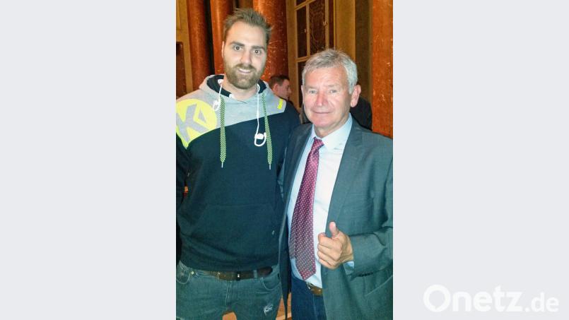Daumen hoch: Ernst Werner (rechts), hier beim DHB-Verbandstag in München mit Nationalmannschafts-Torhüter Andreas Wollf. Bild: privat