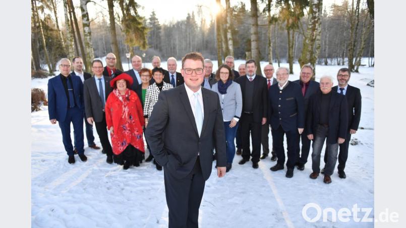 Viele Sozialdemokraten für einen – für Landratskandidat Holger Grießhammer (vorne). Unterstützung versprachen ihm neben den Verantwortlichen des Kreisverbands Wunsiedel auch Landtagsabgeordnete, Kreistagsmitglieder, Bürgermeister sowie ehemalige Mandatsträger der Sozialdemokraten. Bild: Florian Miedl
