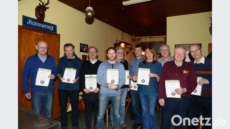 Max Striegl (links) ist Clubmeister 2018. Es folgen Heiner Flieger (2.), Georg Birner, Thomas Enslein, Helmut Luckhardt, Reinhold Schulz, Sabine Fehn, Alois Hubmann, Franz Schaller und Otto Walbrunn (von links, Plätze 5 bis 12). Bild: bey