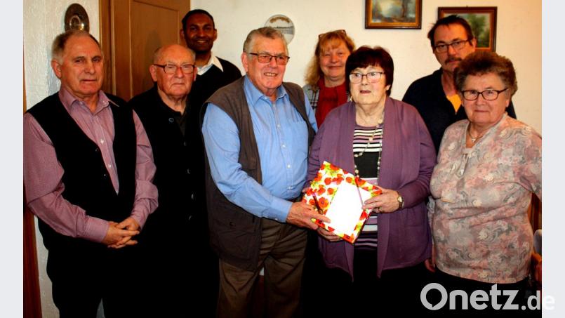 Glückwünsche nimmt Irmgard Scheidler (Dritte von rechts) zum 80. Geburtstag von ihren Brüdern Gerhard (von links) und Helmut Lingl sowie von Pfarrer Jaison Thomas, Ehemann Andreas, Schwiegertochter Manuela sowie Schwester Anna Wirschnitzke (von rechts) und Sohn Andreas Scheidler junior entgegen. Bild: zer