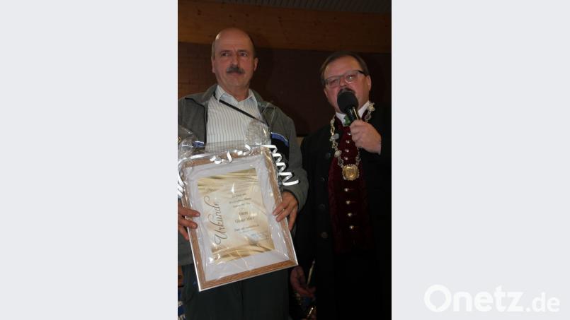 Geehrt wurde auch der langjährige Förster Günther Mayr (links). Bild: kro