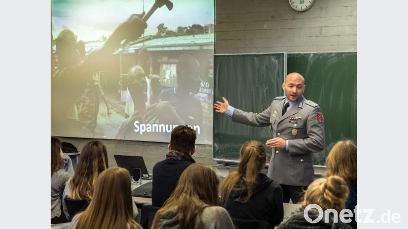 Jugendoffizier Marius Alois Erbrich erklärt die Entstehung von Spannungen Bild:  Christoph Traub/exb