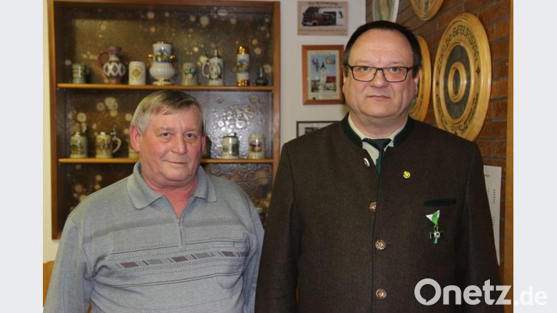 Norbert Bauer (links) trat 1969 dem Verein bei und arbeitete anschließend mehr als 40 Jahre im Vorstand. Für sein Engagement wurde er zum Ehrenmitglied ernannt. Schützenmeister Eduard Delling gratulierte.. Bild: ral