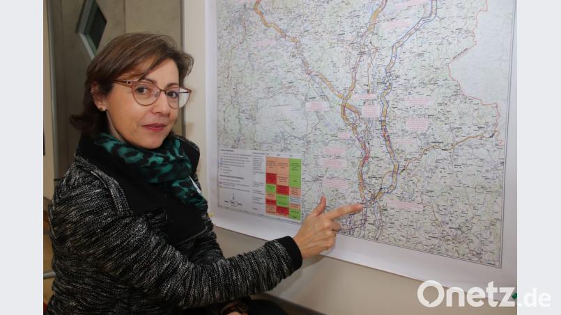 Regine Sailer, als Tennet-Bürgerreferentin zuständig für die Projektkommunikation des Süd-Ost-Links, zeigt auf den Endpunkt des Vorschlagskorridors (rechte Linie) bei Pfreimd. Wie es südlich davon weitergeht, wird bei späteren Infomärkten besprochen. Bild: Thomas Dobler