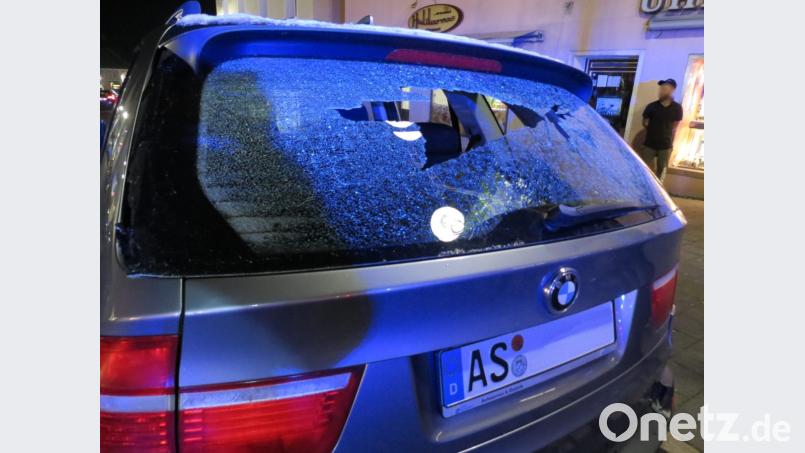 Wie ein Einschuss sieht das Loch in der Heckscheibe tatsächlich aus. Schuld waren aber wohl Spannungen im Glas. Bild: Polizei Sulzbach-Rosenberg