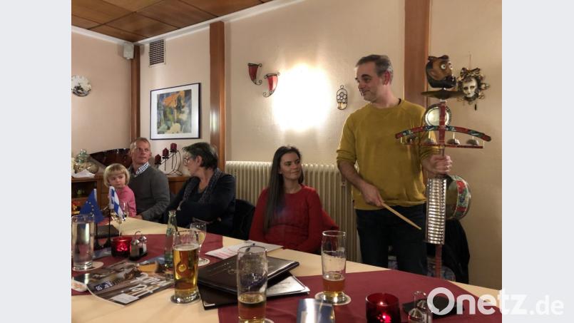 Kamil Jindřich, Leiter des Städtischen Kulturzentrums in Domažlice (Taus), zugleich Musiklehrer und Mitglied der Tauser Dudelsackkapelle, demonstrierte den Gästen des deutsch-tschechischen Stammtischs, wie die Teufelsgeige funktioniert. Bild: eib