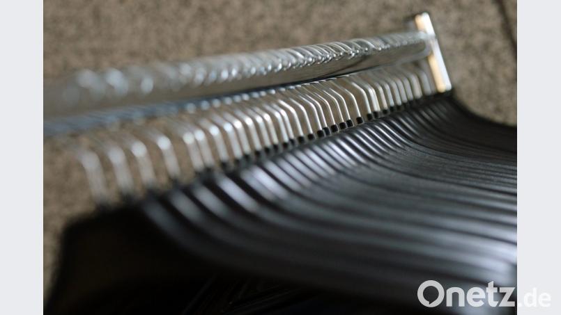 Kleiderbügel hängen auf einem Garderobenständer. Bild: Ralf Hirschberger