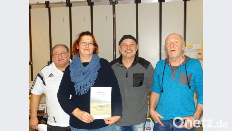 DJK-Vorsitzender Ludwig Birner (von links) beglückwünschte die drei besten Kartenspieler beim Preisschafkopf in Gebenbach: Gabi Benner (140 Punkte), Alexander Morkus (145) und Hans Böller (150). Bild: wih
