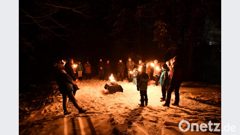 Romantische Lichter und in der Mitte die Feuerschale auf einem Schlitten in Form eines Schiffes, beeindruckten die Pfarrangehörigen der Pfarrei Pullenreuth. Bild: twg