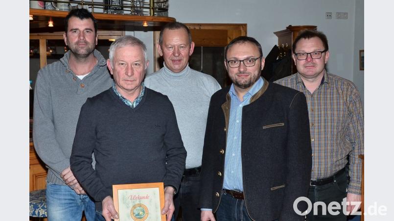 Franz Strehl (Zweiter von links) wird durch Vorsitzenden Wolfgang Müllner (Mitte) und zweiten Bürgermeister Markus Bauriedl (Zweiter von rechts) zum Ehrenmitglied ernannt. Bild: fjo