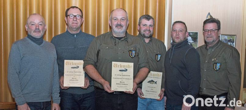 Gemeinsam mit 3. Bürgermeister Gerhard Schnabel (links) gratulierte Vorsitzender Dieter Teich Mathias Höfler zur Wahl zum Fischereiaufseher, Thomas Wischniowski zum Gewinn der Vereinsmeisterschaft und zur langjährigen Mitgliedschaft Robert Scherer und Johann Rist (von rechts). Bild: sön