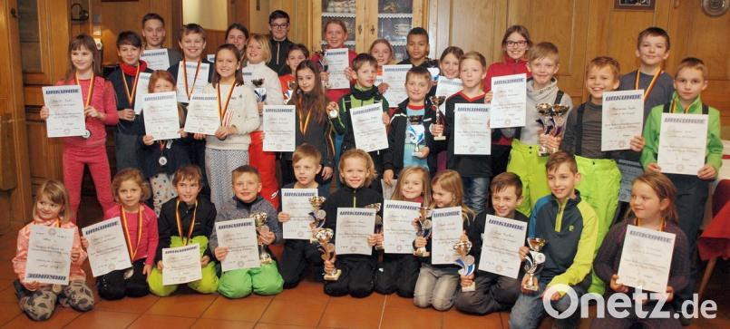 Stolz nahmen die kleinen Gewinner des Abschlussrennens beim viertägigen Skikurs des Skiclubs im 1. FC Rieden ihre Trophäen in Empfang. Bild: sön