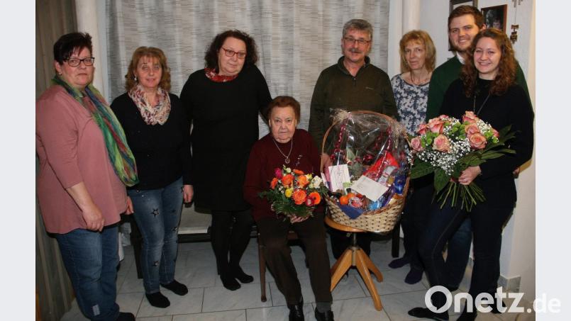 Magdalena Teichmann feierte in Herzogöd ihren 90. Geburtstag. Nach der Familie gratulierte eine Delegation der Herzogöder Dorfgemeinschaft. Im Namen der Marktgemeinde beglückwünschte Bürgermeister Wolfgang Braun (Vierter von rechts) die Jubilarin. Bild: wro