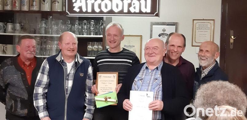 Die neuen Vereinsmeister des Brieftaubenvereins Moosbach sind Erwin Voit, Josef Bäumler, Johann Bäumler, Hans Irlbacher und Albert Gollwitzer (von links). Dank galt auch dem bisherigen Vorsitzenden Josef Prem (Dritter von links mit Ehrenurkunde), der dieses Amt 15 Jahre innehatte. Bild: gi
