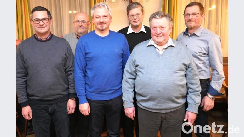 Norbert Kellner aus Waldthurn, der Lennesriether Michael Steiner und Josef Fichtl aus Remmelberg (vorne von links) gehen in den verdienten „Kirchenverwaltungsruhestand“. Herzlich dankten der Waldthurner Kirchenpfleger Max Kick, Pfarrer Norbert Götz und der Lennesriether Kirchenpfleger Georg Wittmann (hinten von links). Bild: fvo