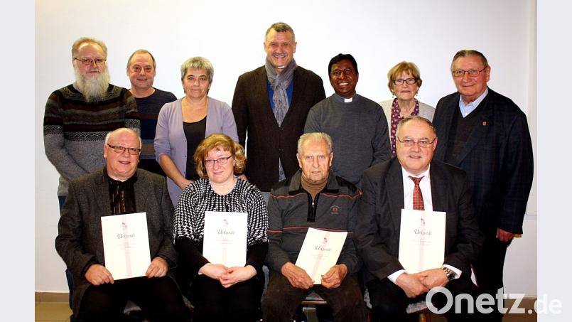 Mit dem bewährten Vorstand geht die KAB Maria Waldrast um Teamsprecher Hans-Jürgen Gmeiner (hinten vierter von links) in die kommende Zeit. In der Versammlung werden Georg Weißer, Gabriele Weißer, Karl Prößl und Lothar Höher (vorne von links) geehrt. Bild: R. Kreuzer