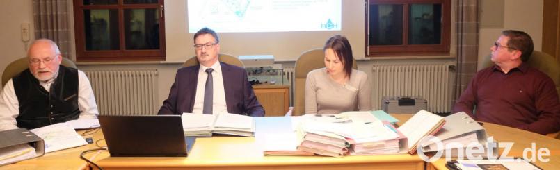 Die beiden Vertreter vom Ingenieurbüro Renner + Hartmann Consult/Amberg , Hans- ürgen Tiefel (links) und Erwin Schall (rechts), stellten den Entwurf zum Bebauungsplan „Stulln Ost, Am Brensdorfer Weg“ unter der Sitzungsleitung von Bürgermeister Hans Prechtl und Geschäftsstellenleiterin Katrin Schwarz vor. Bild: ohr