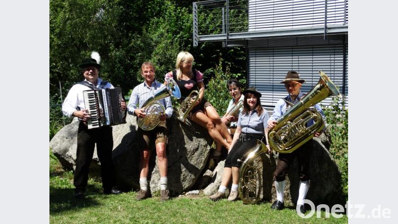 Die Blaskapelle Träger spielt in der Stadthalle Neustadt. Bild: arw