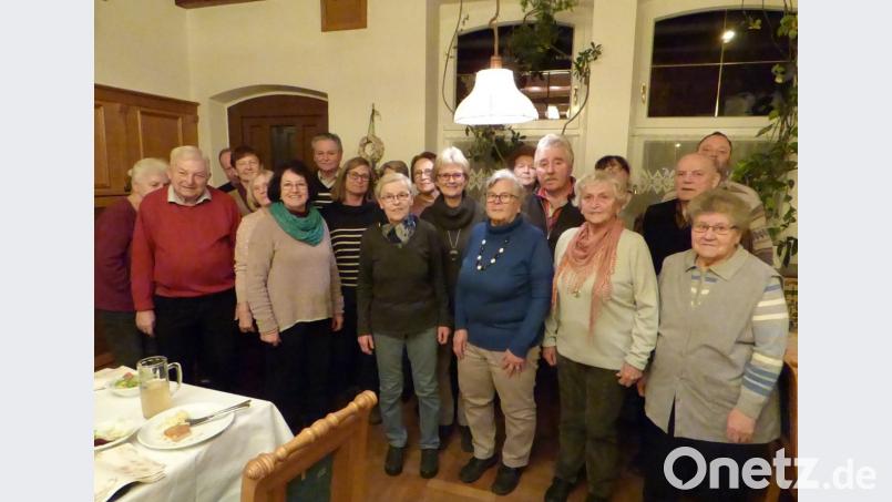 Großer Bahnhof für Edith Deglmann (erste Reihe, Dritte von rechts): Der gesamte KIrchenchor gratulierte sie zu ihrem 80. Geburtstag anlässlich eines gemeinsamen Essens. Chorleiter Günther Hösl (Vierter von rechts) schätzt insbesondere ihre Zuverlässigkeit. Er wünschte ihr noch viele weitere Jahre Sangeskraft im Chor Bild: mng