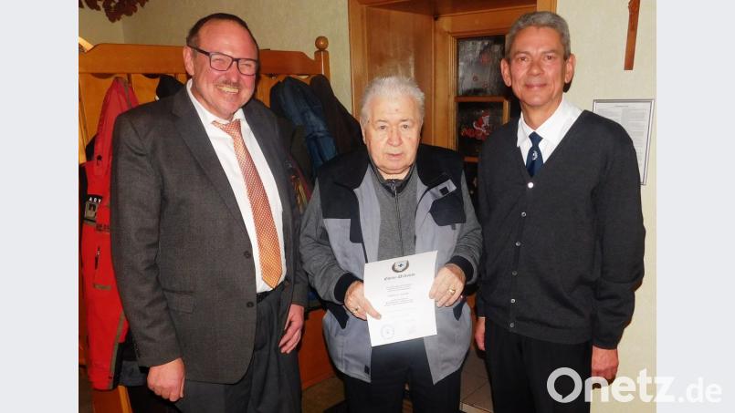 Günther Galke (Mitte) ist das vierte Ehrenmitglied der Soldatenkameradschaft. Es gratulierten zweiter Bürgermeister Rudi Heier
(links) und Vorsitzender Roland Veigl. Bild: hai