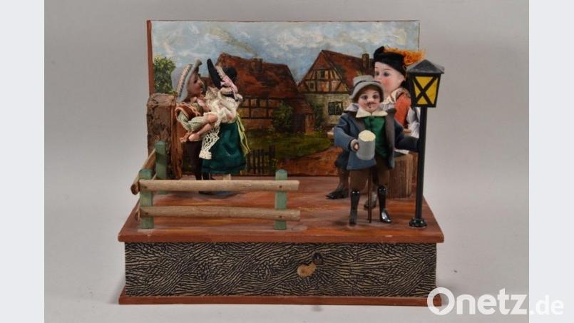 Wohl in den späten 1920er Jahren entstand in Thüringen dieser Kurbelmusikautomat, den Anton Heindl am 27. Januar den Besuchern der Musikautomatenausstellung &quot;Musikeum&quot; vorführt. Bild: bjp