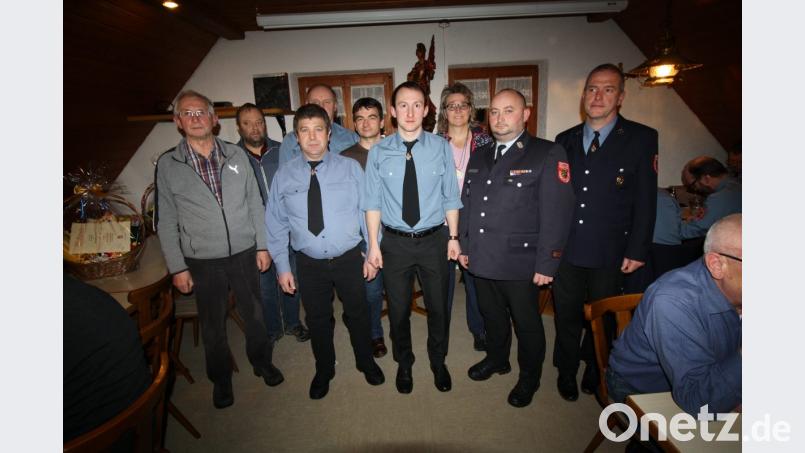 Viele treue Mitglieder ehrte die Feilersdorfer Feuerwehr (rechts Vorsitzender Stefan Lex, Dritter von links Kommandant Michael Hey) bei ihrer Hauptversammlung. Kreisbrandmeister Jürgen Haider und Bürgermeisterin Carmen Pepiuk (Zweiter und Dritte von rechts) lobten das kameradschaftliche Miteinander in der Wehr. Bild: bjp Bild: bjp