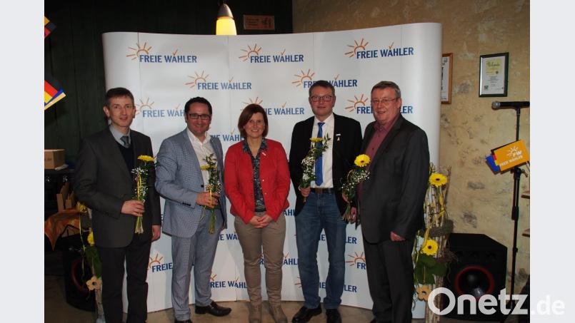 Freie Wähler nicht ganz unter sich (von links): Kreisvorsitzender Albert Geitner, Landtagsabgeordneter Tobias Gotthardt, Ortsvorsitzende Doris Lehnerer, stellvertretender Landesvorsitzender Hans Martin Grötsch und der politisch in der CSU verortete Bürgermeister Hans Koch. Bild: exb