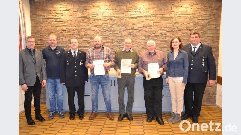Vorsitzender Josef Hierold (rechts) ehrt mit Kommandant Markus Landgraf (Dritter von links) und Bürgermeister Hermann Ach (links) zahlreiche Feuerwehrkameraden für 25, 40, 50, 60, 70 und 75 Jahre Mitgliedschaft. Bild: gi