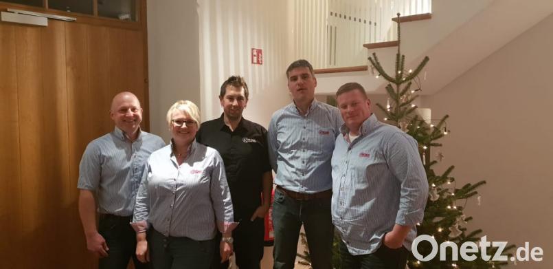 Bernd Hofmann (links), der Vorsitzende des VW-Teams Oberpfalz ’92, dankte langjährigen Mitgliedern für ihre Treue: Steffen Tannreuther (von rechts), Michael Schneider, Matthias Lohner und Katja Tannreuther. Bild: rn