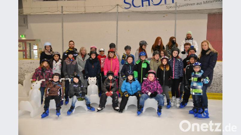 Die Schüler des Sonderpädagogischen Förderzentrums Immenreuth mit ihren Lehrkräften in der Eishalle Mitterteich. Bild: ak