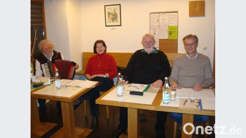 Walter Pilsak, Hildegard Lauth, Hans Günther Lauth und Berthold Kellner (von links) brachten den Besuchern das Werk Karl Valentins näher. Bild: wmr