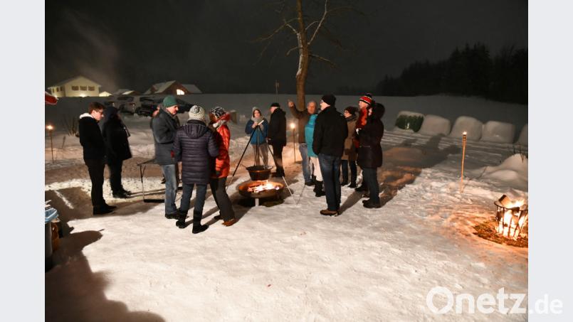 Gemütlich standen die Wanderer noch lange an den Feuerkörben zusammen. Bild: twg