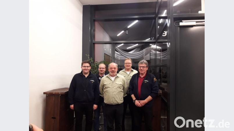 Das ist der neu gewählte Vorstand des Kreisfischereivereins Kemnath: Jörg Würstl (links) ersetzt Werner Fuchs als stellvertretenden Vorsitzenden. In ihrem Amt bestätigt werden Schriftführer Klaus Klenk , Stellvertretender Vorsitzender Robert Spies, erster Vorsitzender Thomas Götz sowie Kassier Kurt Schmidt (von links). Bild: ak