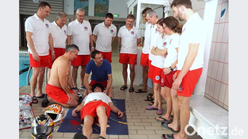 Es gibt einen ärztlichen Stabswechsel bei der Wasserwacht: Nach 47 Jahren übergibt Dr. Gunter Hage seine Aufgaben an seinen Sohn Florian. Dieser bereitet die Mitgliedern bei einem Erste-Hilfe-Kurs für Notfallsituationen vor. Bild: bkr