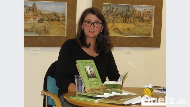 Immer wieder steigerte Gudrun Müller bei ihrer Lesung den Spannungsbogen, sodass die Zuhörer neugierig wissen wollten, wie es wohl weitergeht. Bild: ubb