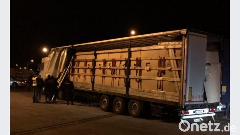 Der Spediteur aus Rumänien und seine Fahrer luden zur Fracht noch bis zu 40 Flüchtlinge obenauf. Das Bild zeigt einen der sichergestellten Lastwagen in Tschechien. Den Migranten war von den tschechischen Kollegen mit Leitern herab geholfen worden, berichtete ein Bundespolizist vor Gericht. Bild: exb