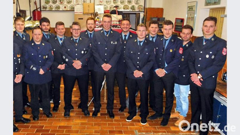 Sie gehören mit einem Durchschnittsalter von 24 Jahren zur jüngsten Führungsriege einer Feuerwehr im Kreisfeuerwehrverband Bayreuth: (von rechts) Christian Reiß, Jonas Höcht, Christian Küffner, Patrick Reiß, Alexander Küffner, Frank Reichstein, Maximilian Reiss, Oliver Porsch, Christian Nerlich, Johannes Nerlich, Lukas Höcht, René Ramisch und Robin Reiß. Bild: hai