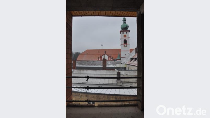 Vom neuen Rathausanbau bietet sich auch ein interessanter Blickwinkel zur Stadtpfarrkirche. Bild: ws