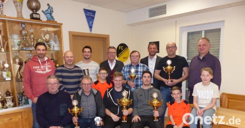 Zur Siegerehrung kommen alle fünf Teams des Behördenturniers in die Gaststätte "Am Stadtteich". Stehend von links: Organisator Manuel Waller, Thomas Koller, Tobias Wenisch, Luis Koller, Bürgermeister Franz Stahl, Norbert Neid, Sport- und Jugendbeauftragter Huberth Rosner, Theo Ernstberger, Peter Hamm. Sitzend von links: Engelbert Schmeller, Jürgen Lang, Mike Fenzl, Marco Wölfl, Simon Waller und Niclas Wonke. Bild: exb