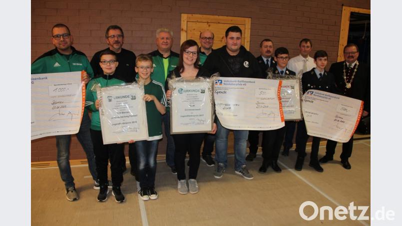 Der Jugendförderpreis für 2017 ging an die Jugendfeuerwehr Hohenthan und die KLJB Schwarzenbach, für 2018 erhielt ihn die Jugendabteilung Fußball des TSV Bärnau. Mit auf dem Bild Bürgermeister Alfred Stier (rechts). Bild: kro