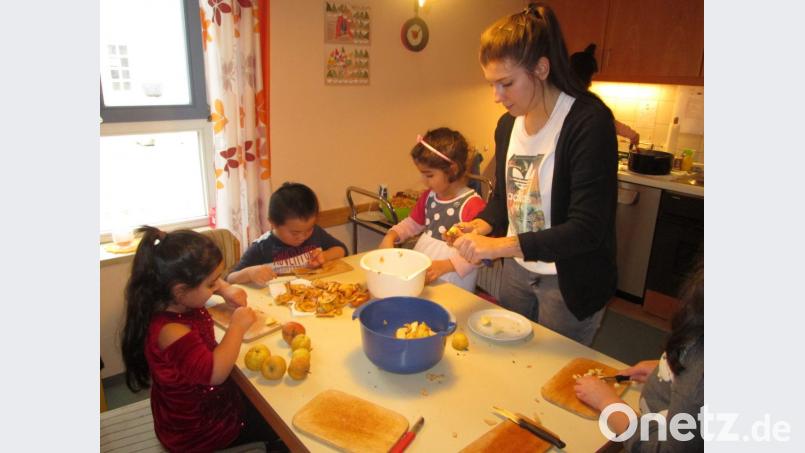 Die Kinder des evangelischen Kindergartens beim Einkochen der Marmelade. Der Verkauf brachte 165 Euro, die an den Verein „Hoffnungszeichen“ gingen. Bild: exb