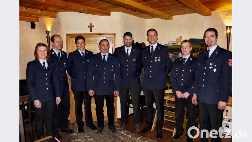 25 Jahre im Feuerwehrdienst sind eine Auszeichnung wert, finden Funktionsträger und Ehrengäste. Von links Zweite Vorsitzende Melanie Herrmann, Erster Kommandant Peter Appel, Erster Vorsitzender Harald Heinl, die beiden Geehrten Werner Renner und Werner Heinl, Bürgermeister Roman Berr, Kreisbrandmeister Christian Meyer und Zweiter Kommandant Günter Heinl. Bild: ds