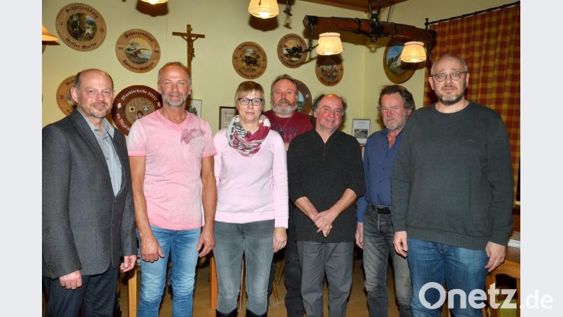 Aufgaben im neuen Vorstand üben (von rechts) Willi Winklmann, Roland Breu, Gerhard Jander, Josef Grötsch, Annelie Spitzner und Johannes Wolf aus. Dritter Bürgermeister Johannes Zeug (rechts) leitete die Wahl. Bild: fjo