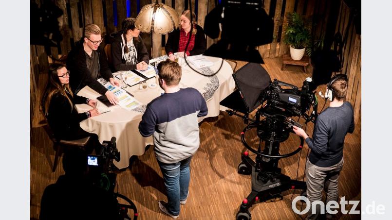 Damit die Live-Sendung reibungslos läuft, wird die Gesprächsrunde im Studio mehrmals geprobt. Bild: Breunig/OTH Amberg-Weiden
